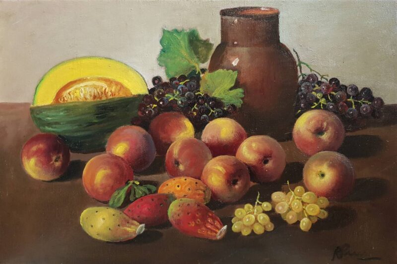 Foto del dipinto "Natura morta" di Raffaele Pucci (1917-1988), olio su tela 40x60 cm del 1978 raffigurante una composizione con melone, uva, pesche, fichi d'India e brocca.
