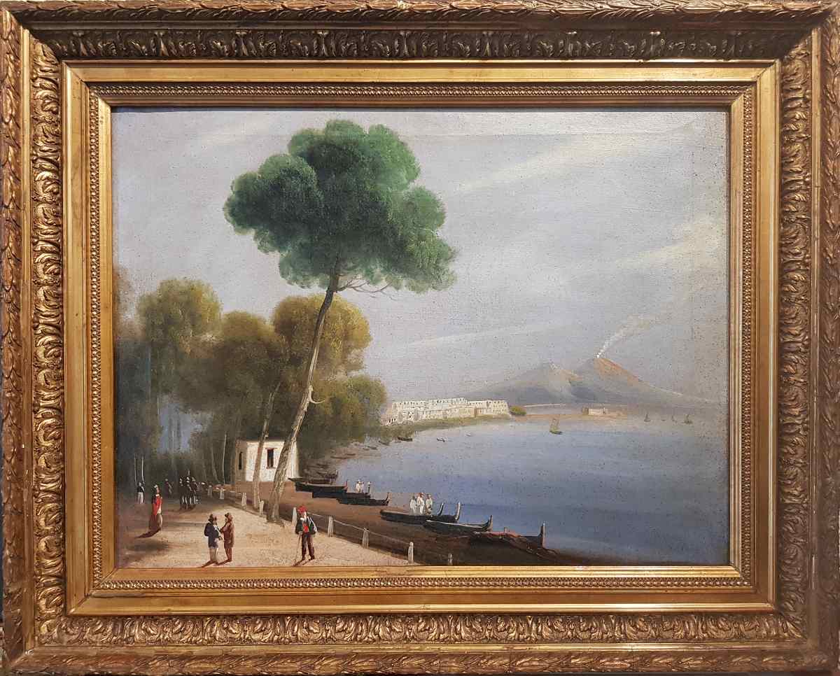 Foto del dipinto di autore anonimo appartenente alla Scuola di Posillipo del XIX secolo raffigurante il lungomare di Napoli preso dalla Villa Reale, con personaggi, barche a secco e veduta del Vesuvio e del Castel dell'Ovo sullo sfondo. Olio su tela 50x63 cm con cornice dorata di inizio XX secolo.