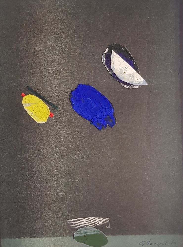 Prove di volo, Guglielmo Longobardo Opera di Guglielmo Longobardo, Prove di volo del 1993, 33,5 × 25 cm è un'opera dal carattere contemplativo ed essenziale, in cui Guglielmo Longobardo riflette sul tema della leggerezza e del moto potenziale. Su uno sfondo monocromatico e opaco, quasi lunare, si librano cinque forme sospese: elementi autonomi per forma, colore e materia, disposti con equilibrio silenzioso. I frammenti giallo, blu oltremare, bianco-grigio, verde e rosso sembrano pietre celesti o ali astratte, oggetti in attesa di librarsi. Il titolo suggerisce un momento di stasi prima dell'azione, un dialogo tra gravità e aspirazione. L'opera sintetizza il minimalismo formale e la tensione poetica che caratterizzano il linguaggio maturo dell'artista.